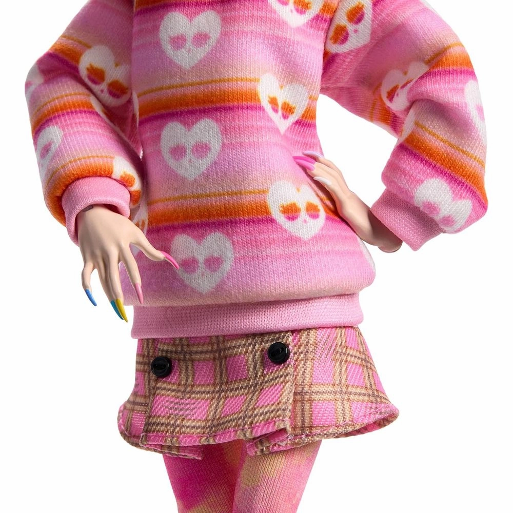 Monster High HXJ05 Wednesday Doll with Beret and Backpack, Doll Stand