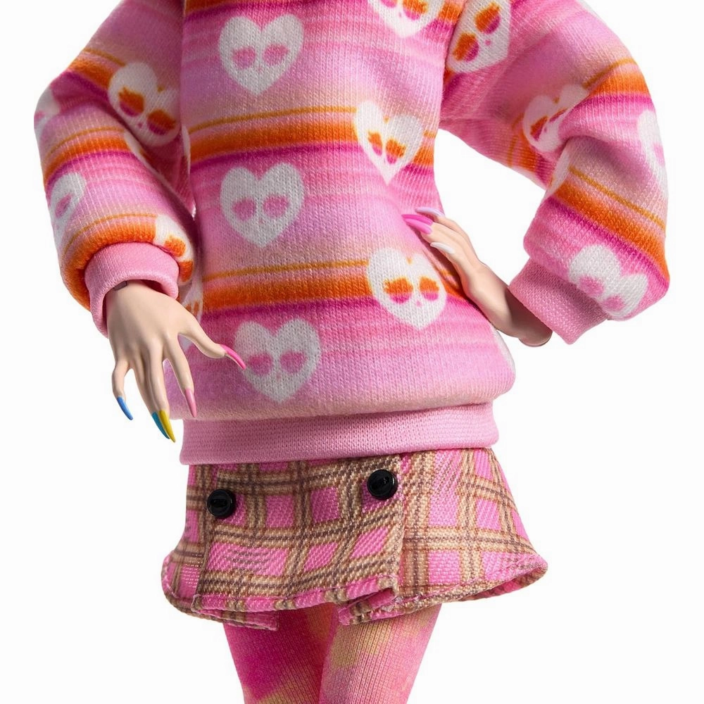 Monster High HXJ05 Wednesday Doll with Beret and Backpack, Doll Stand