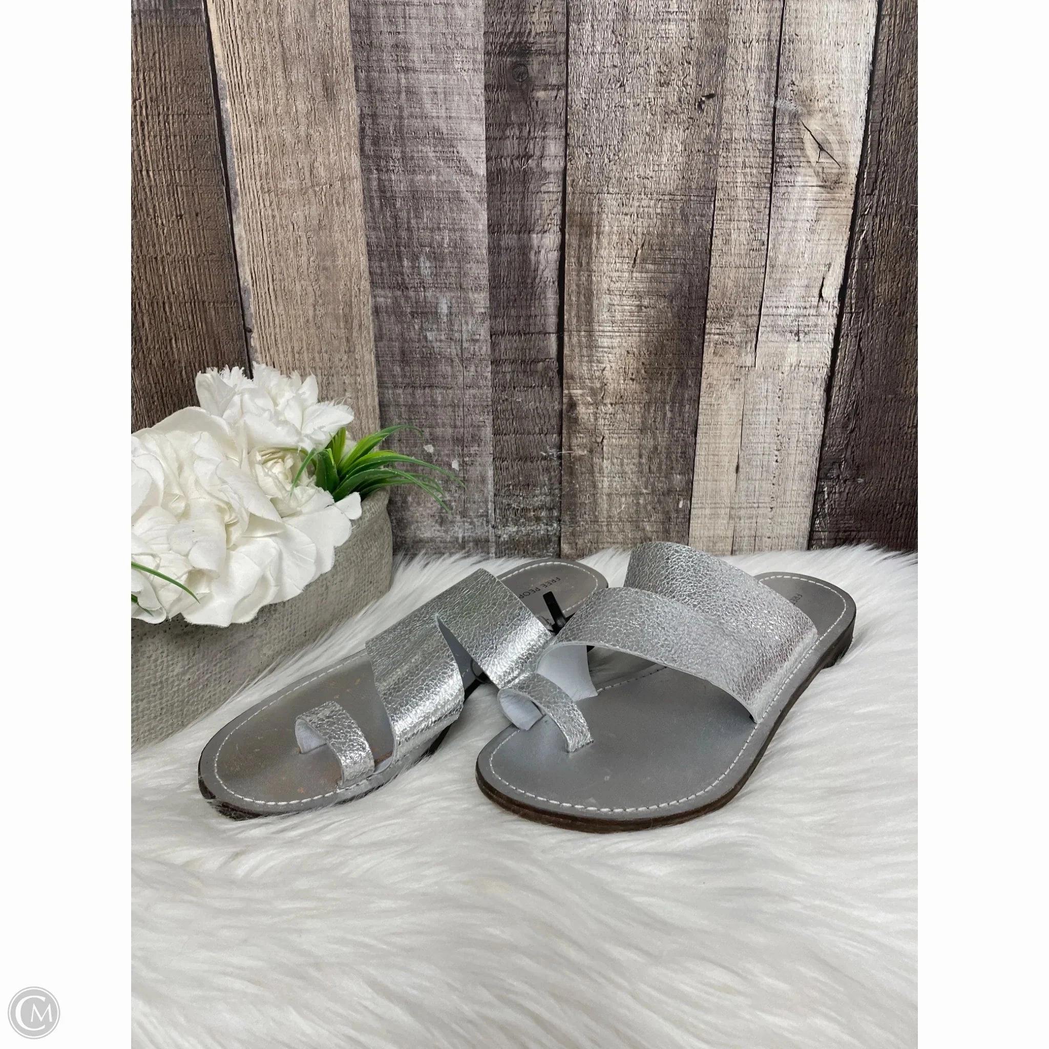 Sandals Flip Flops By Free People In Silver, Size: 8